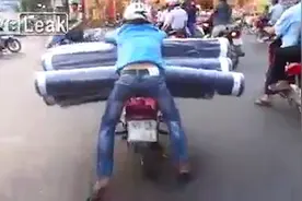 快递小哥载超大货物秀摩托车技 技术超精湛图片