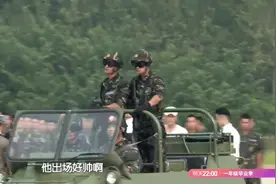 空军的军用车竟然是8个轮胎，一边并排4个轮胎，真的没有见过!