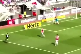 哥们你不是来踢球的？你是来搞笑的！