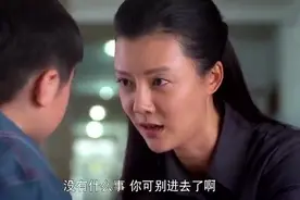 小男孩突然跑进妈妈讲学的大学教室，小男孩说了一句话引全场哄笑