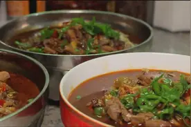 鸡内脏别扔了，农村小哥教你做川味小吃泡椒鸡杂面，我能吃三碗！视频封面