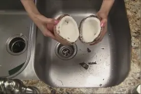 看小哥是怎样吃椰子的，冰凉爽口，超级好吃