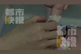 “老习俗”差点让孩子手臂坏死 你还敢给新生儿绑红绳吗？