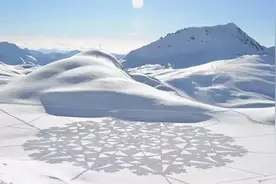 他用棍子和耙子在沙滩上一边作画，一边思考人生，看潮起潮落，真是觉悟了图片