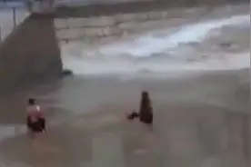 外国奇葩女在河岸上跳舞！洪水到来后直接被卷走！图片