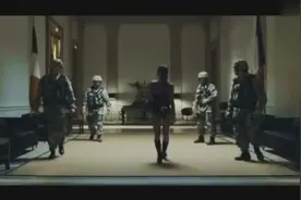 纹身女生单挑4个美国大兵，士兵怎么这么不经打！视频封面