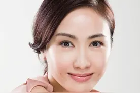 她是《古惑仔》中小结巴，因男友入狱险自杀，现嫁富豪老公很幸福图片