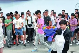 车模在大众面前对求婚男子说赚够1000万再来找我！图片