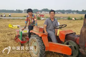 胡集乡：新型玉米播种机  助农抢种效率高图片