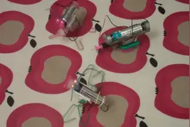 男子用马达制作一个迷你机器人，居然比买来的电动玩具还好玩图片