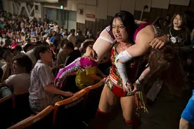 在日本，职业女子摔角手身着夸张的比赛服比赛图片