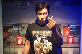 韩娱：难得一见“崔三件”崔胜铉短袖!!!+手指Heart~图片