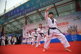 腾空旋踢跆拳道图片