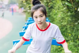 操场上邂逅运动装的青春美女校花图片