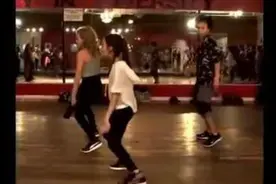 超带劲的三人舞，尤其小萝莉这爆发力，长大又是一妖孽啊！图片