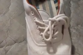 白布鞋时间长会容易发黄变黑，达人教你用牙膏把鞋子变回新的模样图片