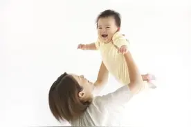 宝宝打人属于正常反应！图片