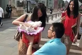 搞笑大神：姑娘这姿势一般人学不会图片
