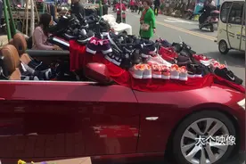 农村美女把百万宝马当货车，摆摊卖鞋赚足眼球视频封面