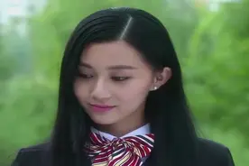 女学生看黄书被老师发现，结果学生的一番话问懵了老师！视频封面