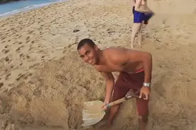 老外在沙滩上挖“小水沟”，最后却变成这种结果，太嗨了！视频封面