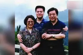 赵忠祥隐藏42年儿子曝光，长相难以言喻，儿媳居然是她！视频封面