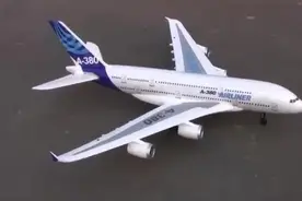 这操作！看看国外大兄弟驾驶空中客车A380！视频封面