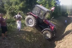 在四驱拖拉机面前，一切越野车都是浮云，拖拉机才是最强越野王