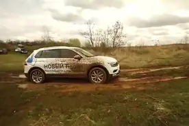 顶配途观L、奥迪Q5泥地越野比拼，两车的越野性能差距太大视频封面