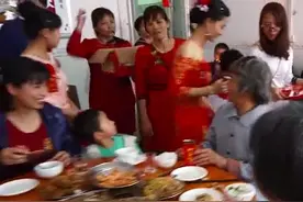 广西北流六靖农村结婚喜宴，新娘收红包收到受累啊