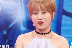 奇葩小伙下雨天竟给摩托车打伞让女友淋雨图片