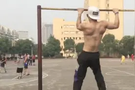 肌肉男单杠上演太空步，有这样的男友简直爽坏图片