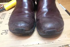 擦鞋的过程中用上这个东西，就能让破损的皮鞋变得像新的一样图片