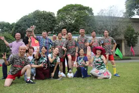 巴蜀笑星金盆地踢球    “铁公鸡”跑满全场图片