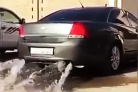 这车怎么了？排气管怎么还喷水了？我伙呆图片