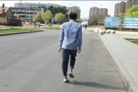光天化日当众扒人衣服，路人却如此冷漠！视频封面