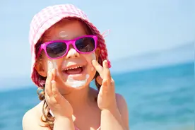 酷热热浪来袭，宝宝皮肤红肿脱皮，这样防晒最适宜图片