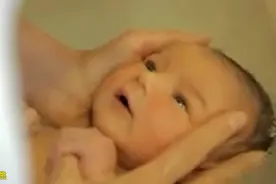 法國女护士为新生儿洗澡的技术让人 太震撼！视频封面