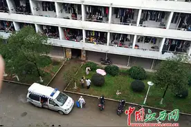 男生疑出门忘带钥匙 欲从隔壁阳台爬进宿舍 失足坠楼图片
