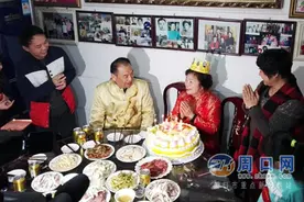 豫剧名家茶楼卖唱抚养孤儿 子孙齐聚欢庆奶奶寿辰图片