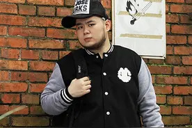 微胖小哥穿卫衣很有范！图片