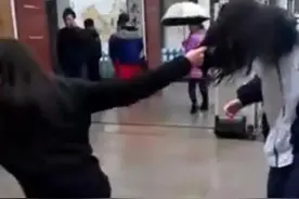 浙江临海市两名初中女生当街殴打女同学，由网上争吵引发图片