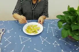 蟑螂成灾怎么办？消灭蟑螂有妙招，教你用香蕉皮自制蟑螂药！