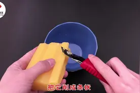 把肥皂切成条放水里拌一拌，教你做成洗手液，省钱又实用