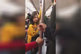 地铁摸手合集 路人的表情亮了视频封面