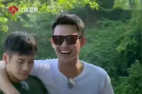 王嘉尔喂食草泥马遭无视 井柏然小白慢放模仿闪电视频封面