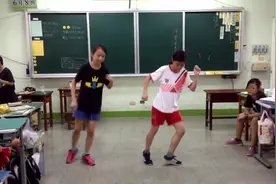 两位小学女生教室跳《Seve》舞步，加上手部动作更好看哦视频封面
