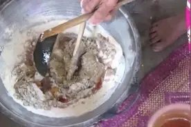 印度老奶奶，把绿豆磨成粉，给小孙女做好吃的，看看是什么做法视频封面