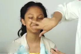 小女孩天生黑皮肤，化完妆后，变国民小女神