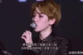 EXO边伯贤的腹肌遭朴灿烈调侃，伯贤竟在厕所给灿烈看腹肌？